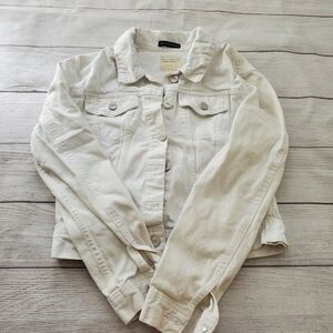 Urban heritage cute off white denim jacket. Size medium juniors